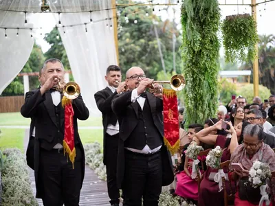 Trompetistas da Heralds Band anunciando a entrada em casamento