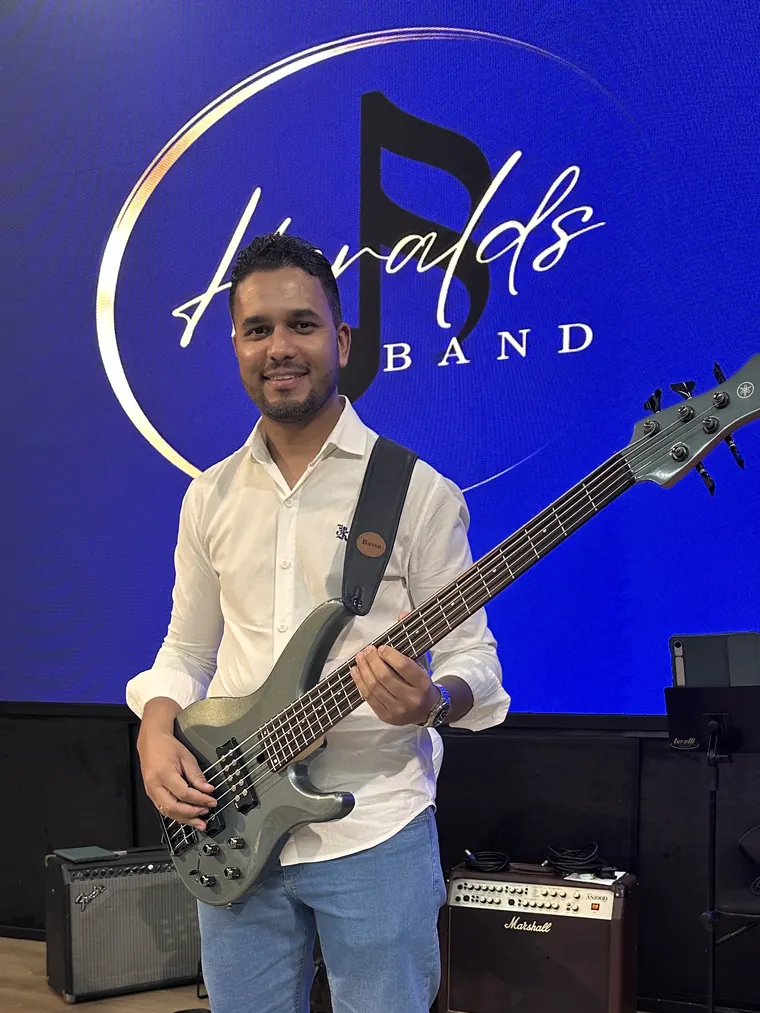 Levi Pereira, baixista da Heralds Band