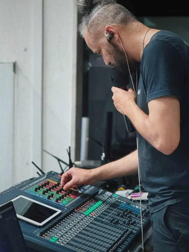 Marcos Martins, técnico de som da Heralds Band, na mesa de som
