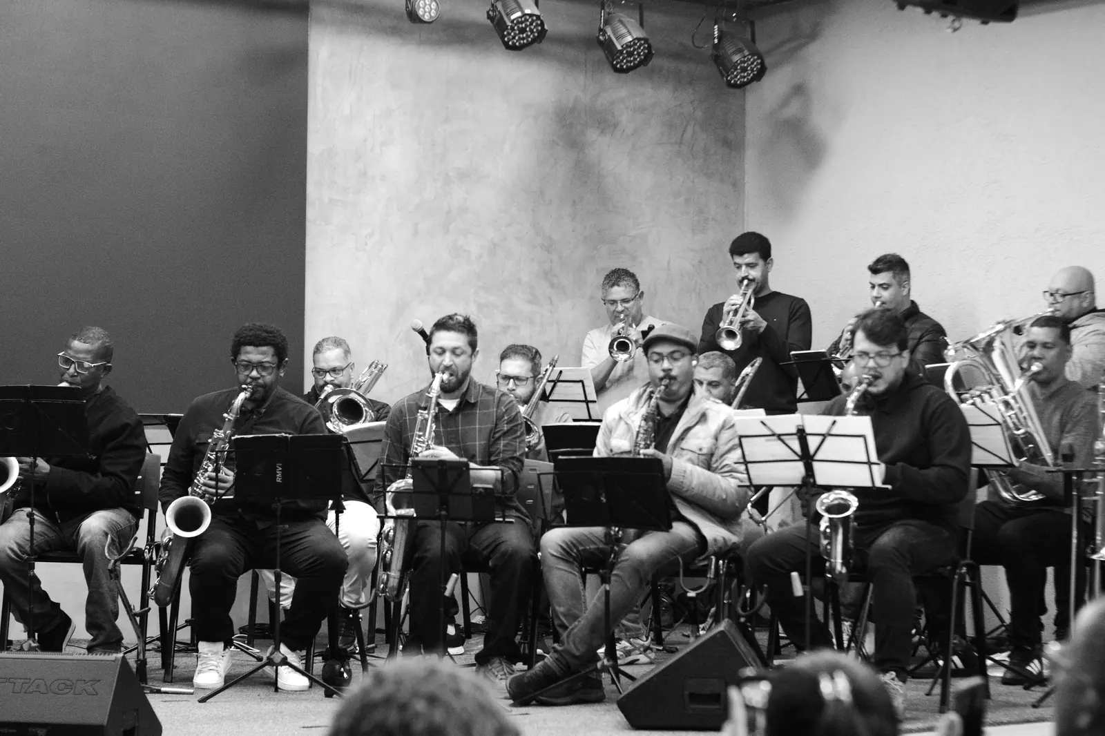 Os quatro naipes da Heralds Band tocando juntos