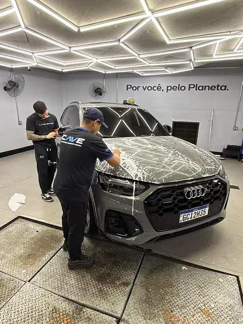 Audi RS Q5 em cabine de aplicação