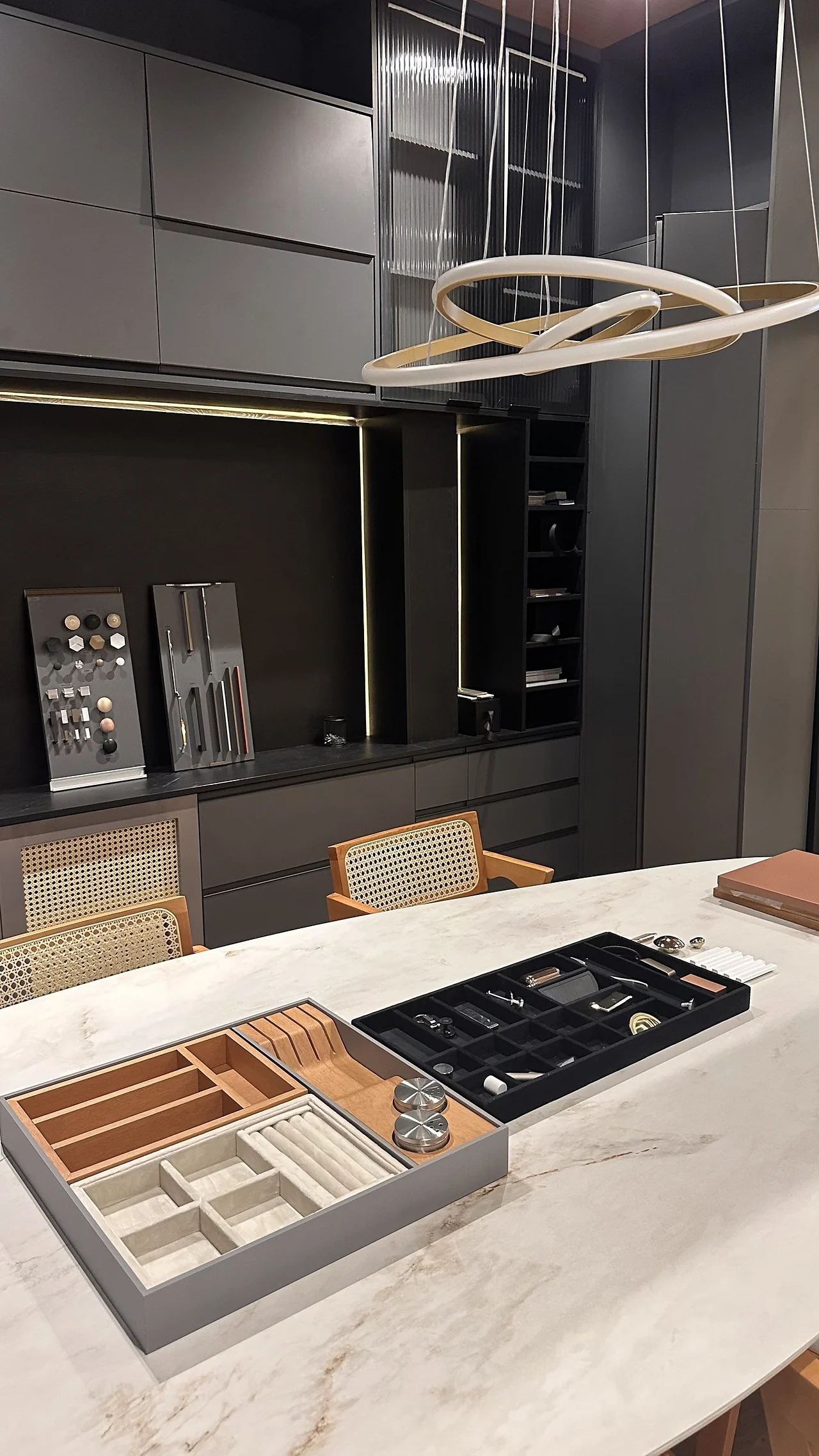 Detalhe de gaveta, ferragem e bancada no showroom